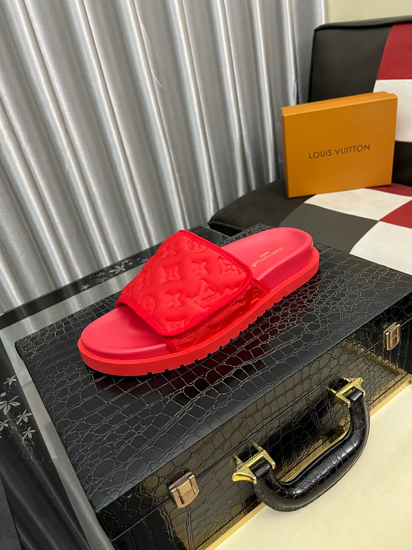 Men's men's shoes💰320⌚️⌚️[Louis Vuitton LV slippers] (high-end cowhide) counter 1:1 fashion style summer must-have! The designer used LV’s iconic outsole. The original simple slippers instantly become fashionable! The upper is made of flexible special cowhide leather straps alternately, and the workmanship is exquisite! A must-have for stylish men in summer, size 38-44